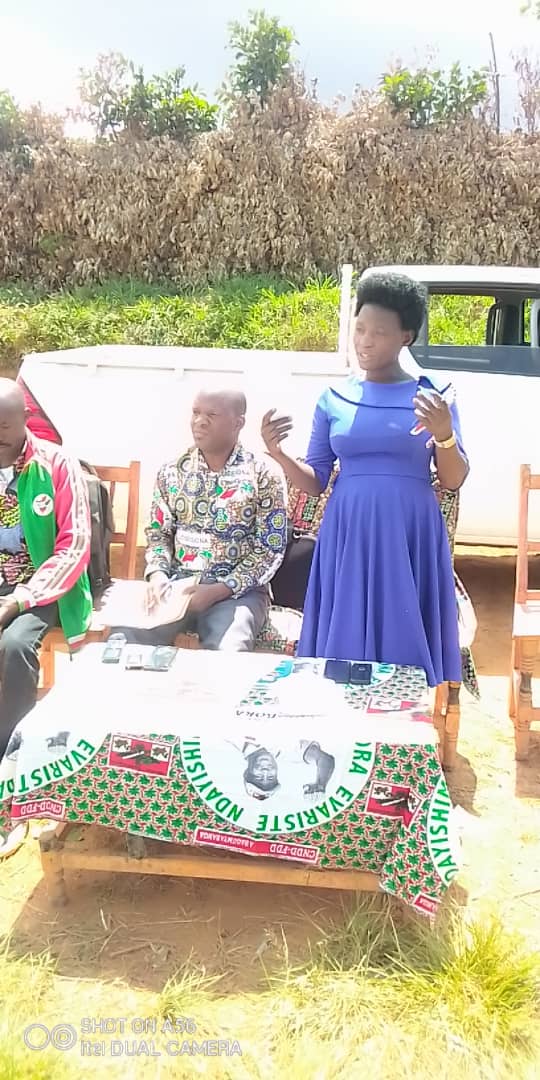KayanzaProvince's tweet photo. #Burundi En vue de suivre de près comment fonctionnent les chaînes de solidarité animale et d'inciter la population à s'atteler davantage aux travaux de dvpt communautaire, l'administrateur communal de #Matongo #Alice_Nsabiyumva s'est rendu ce lundi à la colline #Mutarure. https://t.co/iSggf9Ohbn