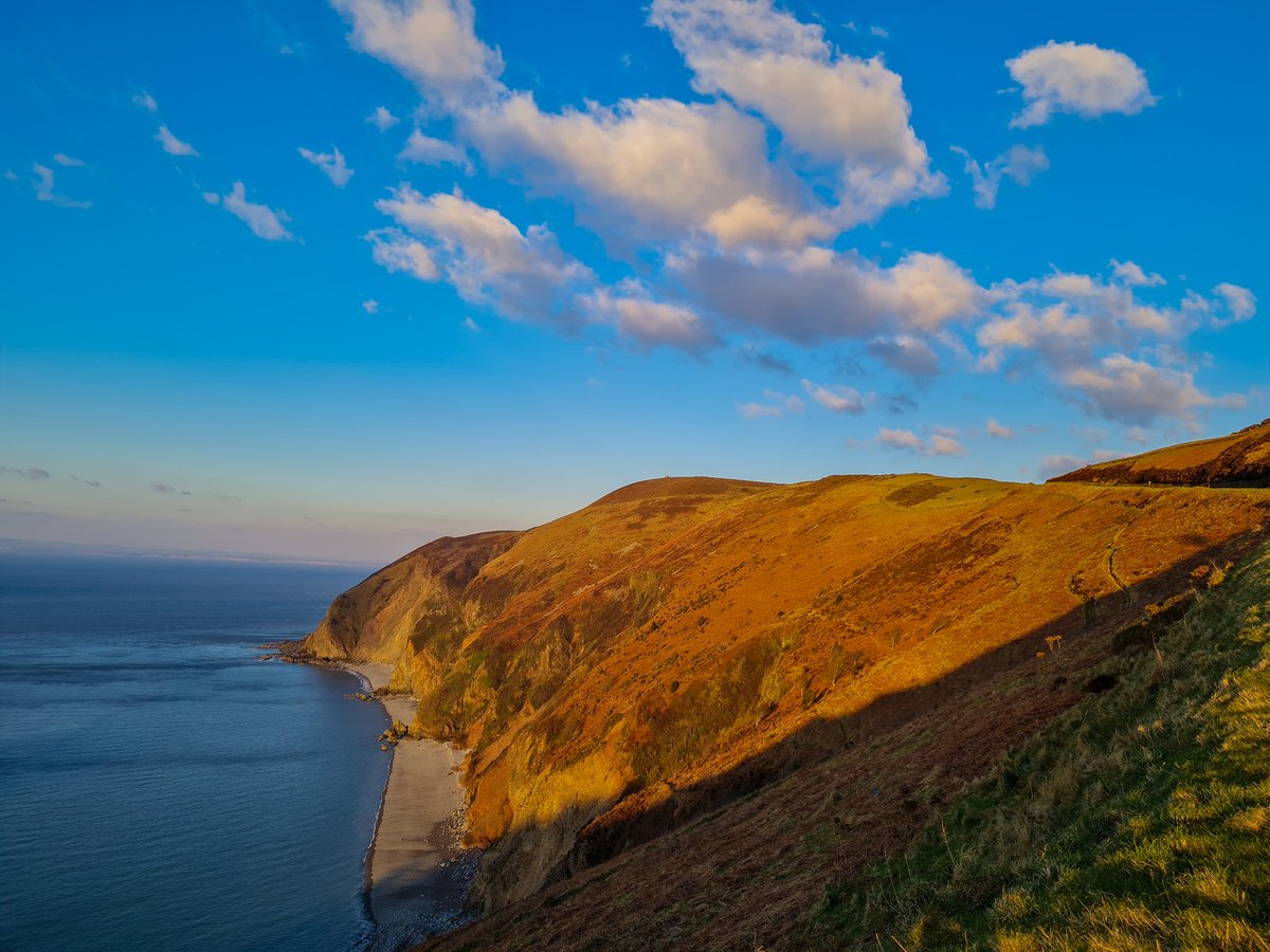 DanJamesENPA's tweet photo. I have to say my commute on some days is an utter joy. Nice to be driving home before dark again. 
#CommutingViews #Exmoor #ExmoorNationalPark #WeAreExmoor https://t.co/x5RJlLDAbC