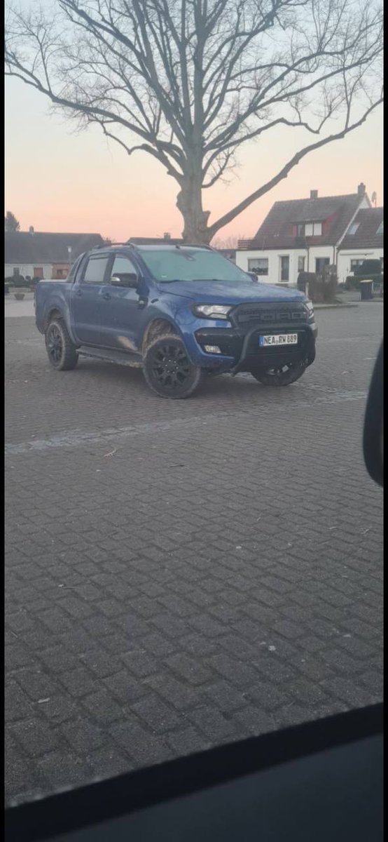 Ja, aber es gibt ja viele blaue Ford Pick Ups und ein Wolf versteckt sich am. Besten unter Hunden. Oder so ähnlich