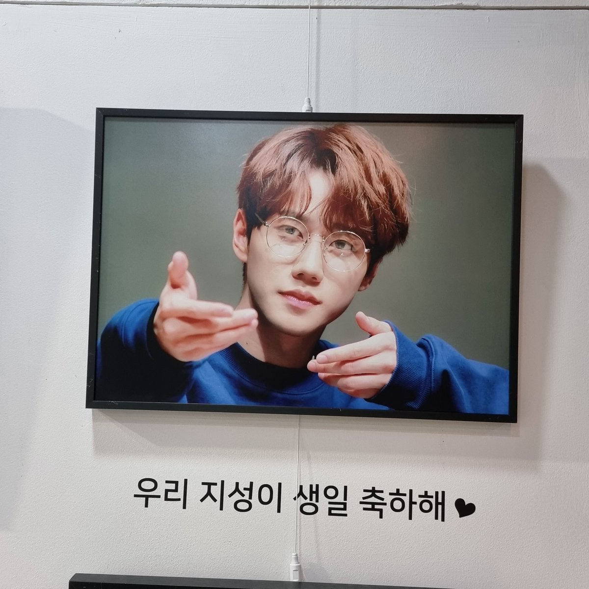 Sparkle__JUN's tweet photo. 🌙루나 유찬 생일카페(@Springday91)에 축하하러간 준영이액자를 데려가실 분을 찾습니다.

📌 갤러리카페바이아스 (마포구 와우산로35길 53)
📌 3/8(화) 오후 7시까지 방문 수령

DM 주세요❤(순차로 마감) https://t.co/SLIEmtcJgE