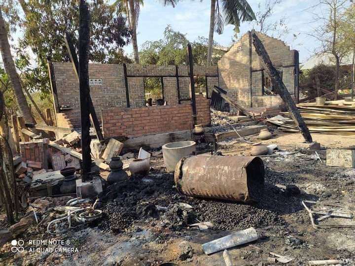Abt 200 SAC Troops fired artillery shells to Letpantaw Village,Yinmarpin from Pagoda Hill and it hit the monastery where refugees were evacuating. 4 were killed and one was wounded.
#WarCrimesOfJunta
#2022Mar8Coup
#WhatsHappeningInMyanmar