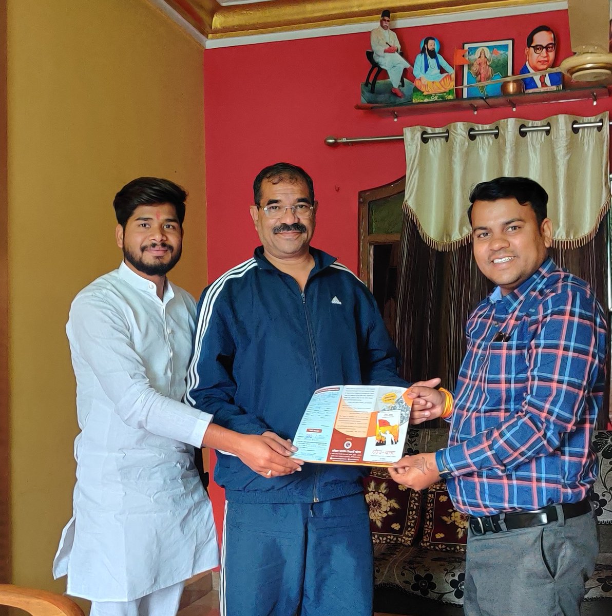 Prakash_Parmar5's tweet photo. "ध्येय-यात्रा - अभाविप की ऐतिहासिक जीवन गाथा" 
विद्यार्थी परिषद के सात दशकों की यात्रा पर आ रही पुस्तक हेतु आज श्री @anilganga151 ( RSS कुटुंब प्रबोधन विभाग संयोजक ) जी ने 11 पुस्तकों का अग्रिम पंजीयन कराया!
@abvpmalwa_mp
@PrafullaAkant
@ChetasSukhadia
@NileshSolnki12 
@abvpmhow https://t.co/BGH7XZK5cF