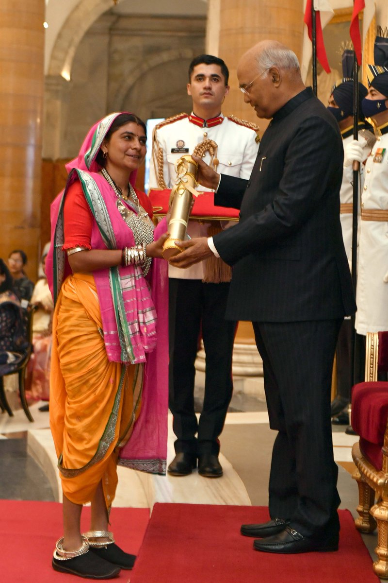 rashtrapatibhvn's tweet photo. President Kovind presented Nari Shakti Puraskar to Ushaben Dineshbhai Vasava for her contribution in organic farming. As a tribal activist in Gujarat, she has ensured land entitlements to 500 women. She provides training on fertiliser use &amp; tech-based farming to women farmers. https://t.co/WvnrjFy96x