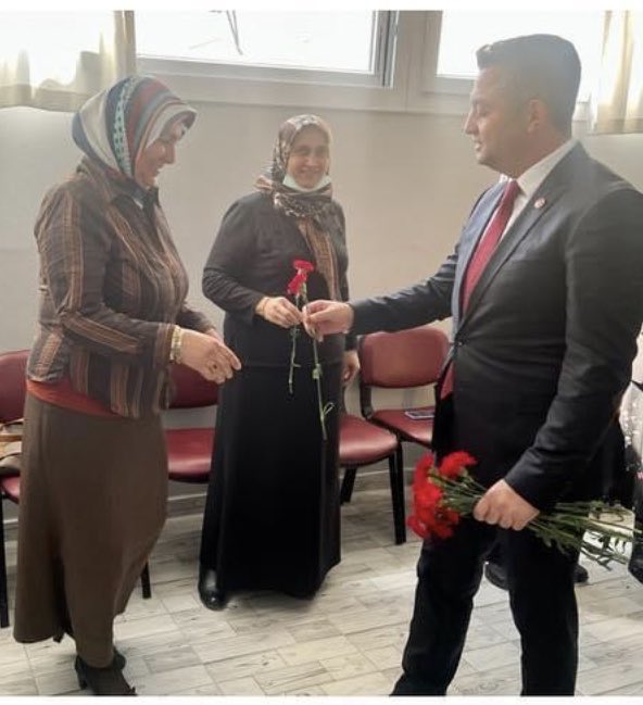 evcan_fatma's tweet photo. Merkez İlçe Başkanım Kadınlar günümüzü kutladı    Teşekkürler başkanım 🙏 https://t.co/pinaNaRXWi