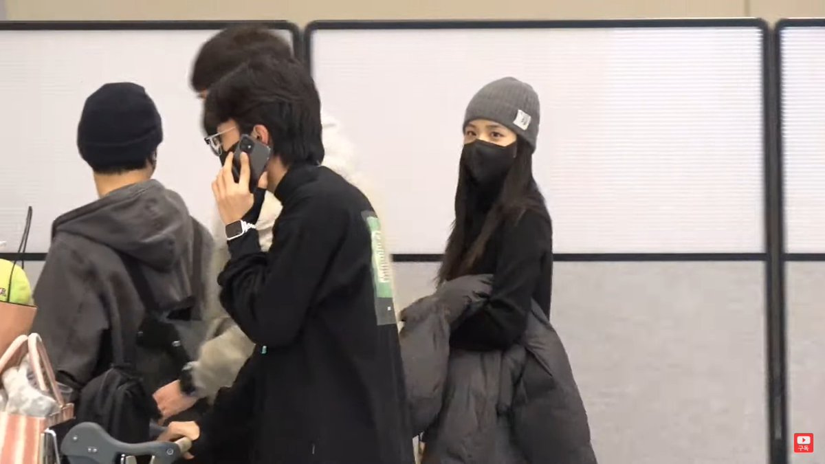 jichyuchyu's tweet photo. someone said 'i can't see' then jisoo actually peeked her head out, she's so cute 😭 https://t.co/mGoxDfj5Ou