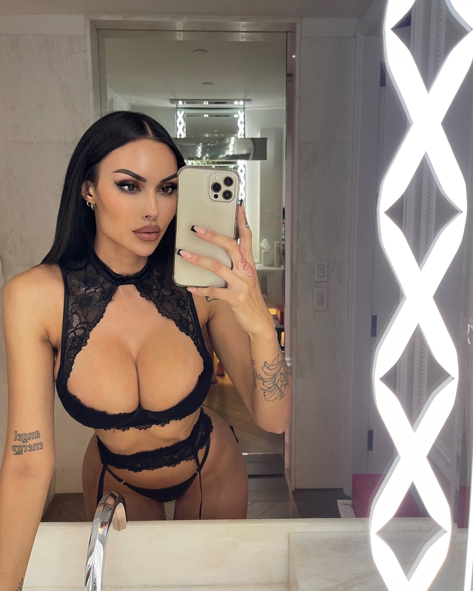 Annelese Milton on Twitter: "Hey lover 🖤 https://t.co/kQOTmKamJA" / Twitter