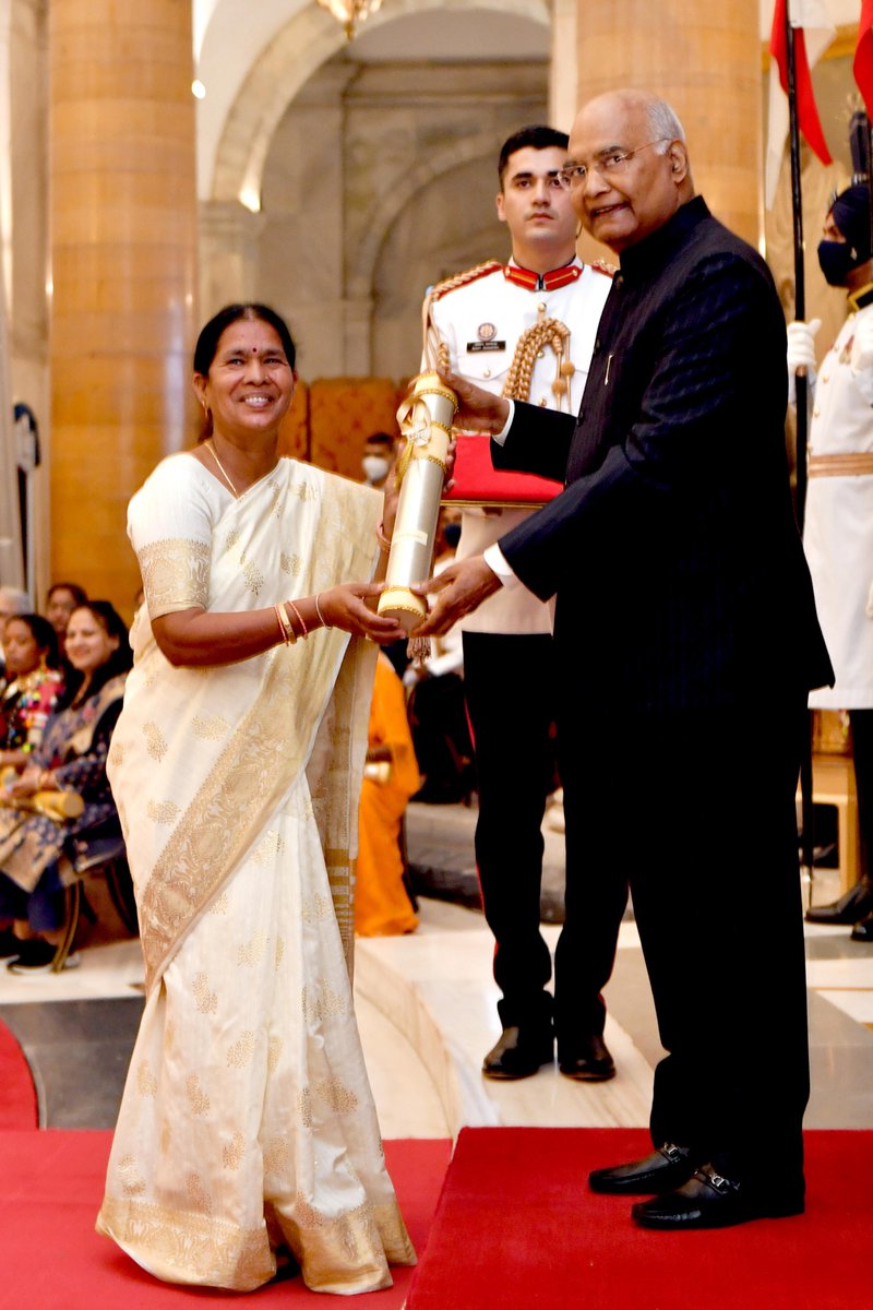 rashtrapatibhvn's tweet photo. President Kovind presented Nari Shakti Puraskar to Madhulika Ramteke for her efforts to economically empower women. A social worker from Rajnandgaon, Chhattisgarh, she started 'Maa Bamleshwari Bank’ which is entirely managed and controlled by women, and now has 5,372 branches. https://t.co/OsDMDNsNd2