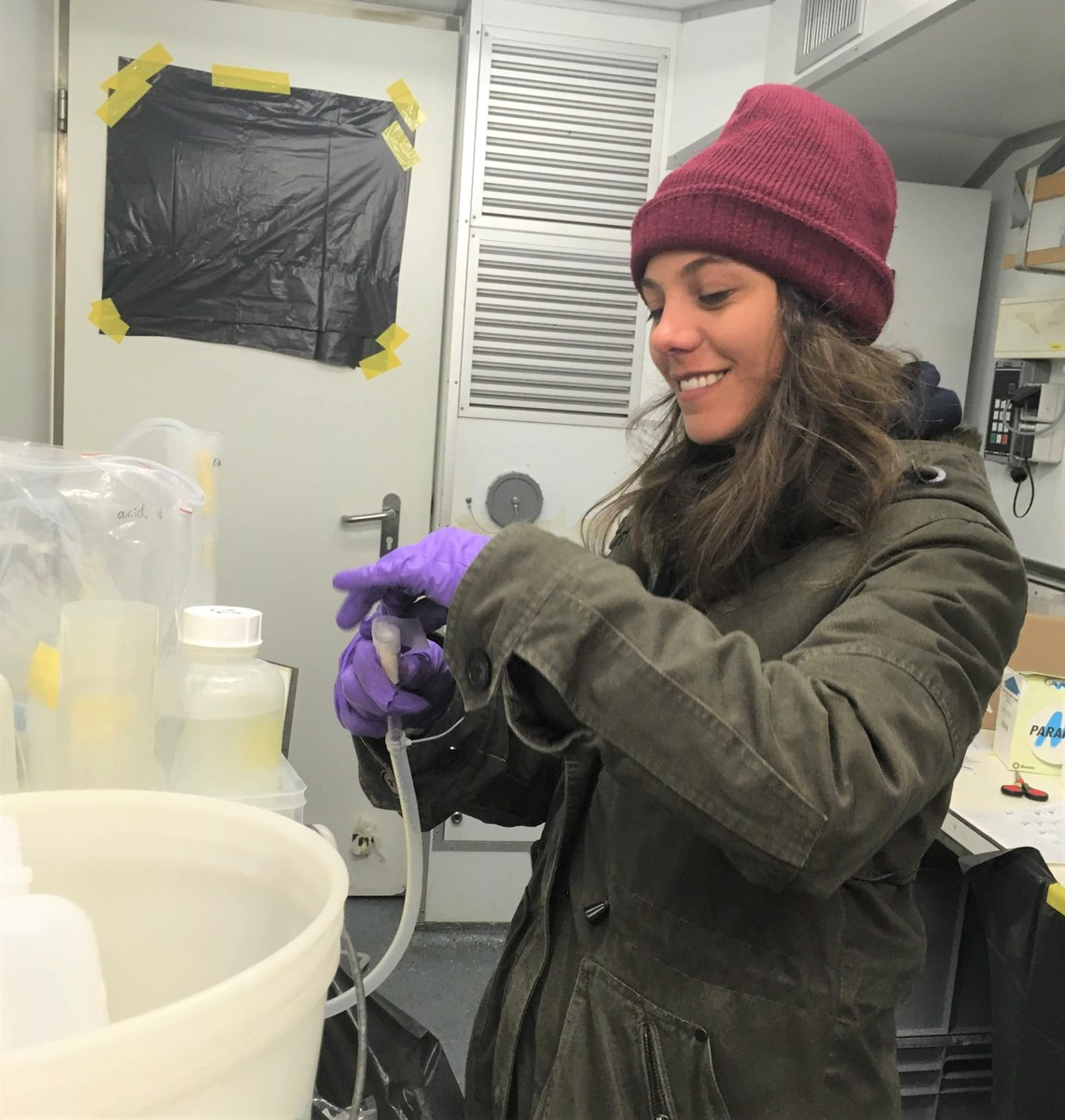 During a research expedition to the #Benguela upwelling system, PhD student Zoë van Kemenade is filtering sea-water for DNA analysis in a climate controlled container laboratory. She recently published her results in Biogeosciences: bg.copernicus.org/articles/19/20…