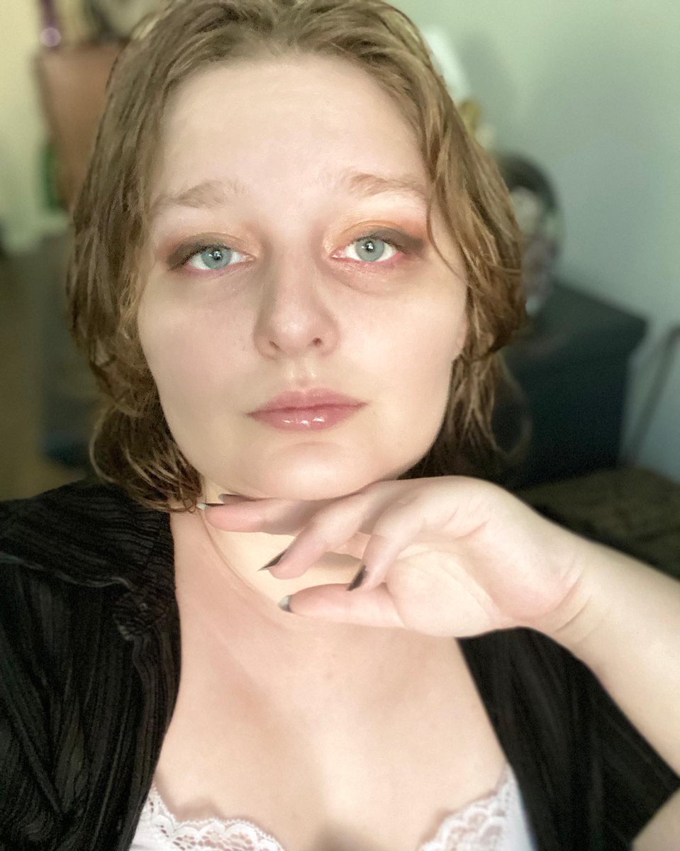 hummingfinch's tweet photo. Nothing better than black velvet and pink lip gloss 💕
Lounge set from @sholarinco
#SeattleGoth #GothGirlStyle #HailYourself https://t.co/W6OB6S3oUc