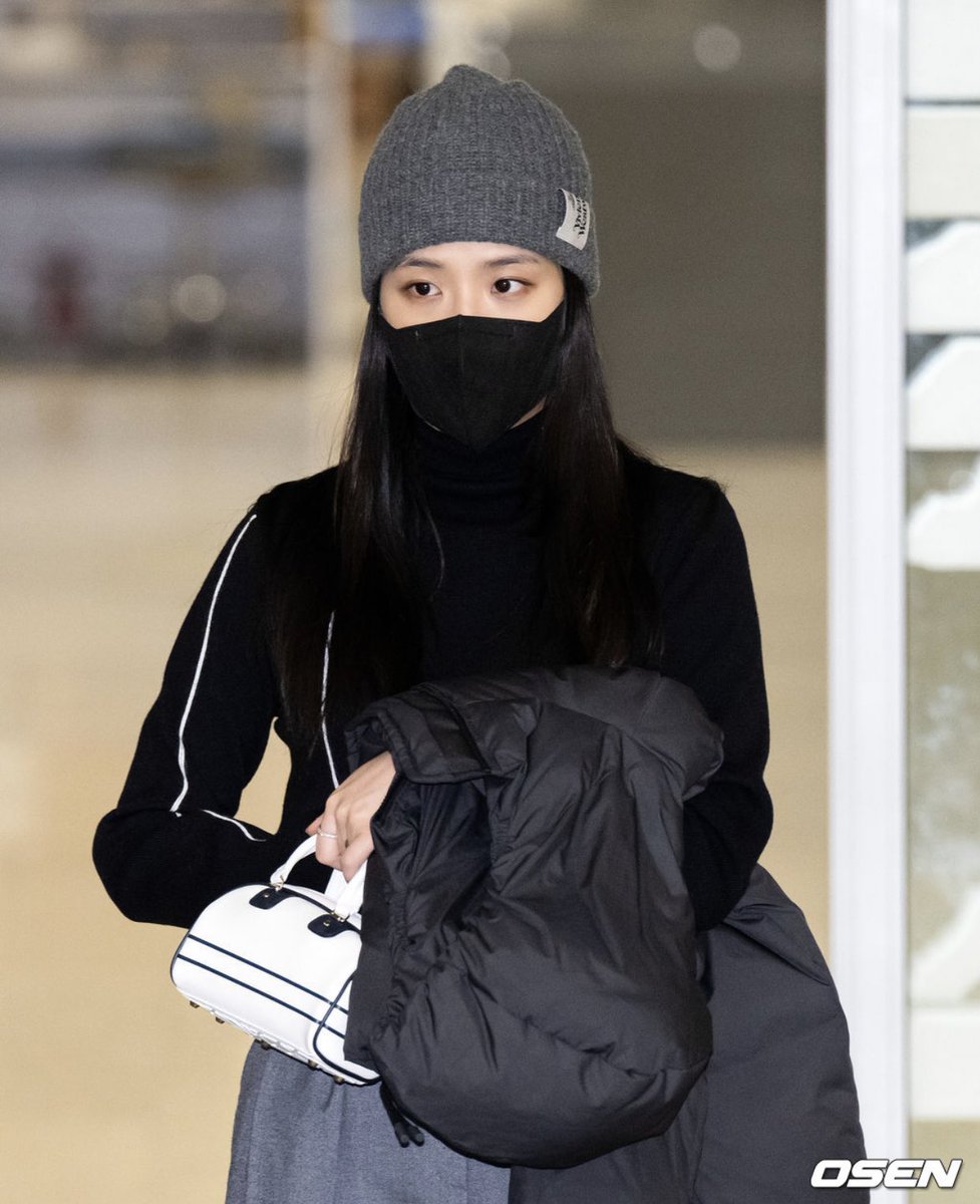 blackpinkbabo's tweet photo. Jisoo is back in Korea 🥰 @Blackpink https://t.co/6iGcGx5do0