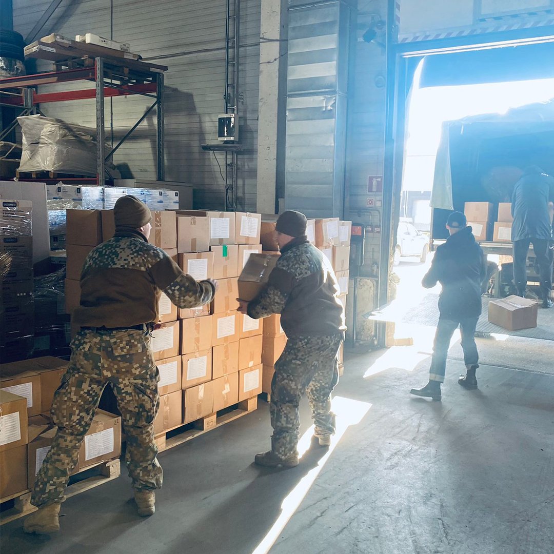 Citējot pārstāvi Ukrainas partneru pusē: "Liels paldies no visas ukraiņu tautas par to, ko jūs darāt un kā palīdzat. Jūs neviens neredz, bet par jūsu palīdzību zina visi!” 🇺🇦 Foto - mūsu <a href="/Latvijas_armija/">NBS</a> palīgi, kuri palīdz nosūtīt uz Ukrainu 1,4 tonnu pārtikas. #StandWithUkraine
