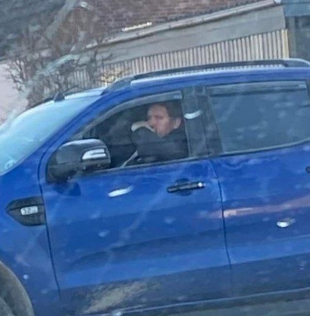 Es gibt doch keinen besseren Start in den Tag als einen kleinen Mund. Ich hoffe, die Haider Streife konnte ne Weile an ihm dran bleiben. 
Mal schauen, ob er heute noch behauptet, wieder im Süden zu sein.