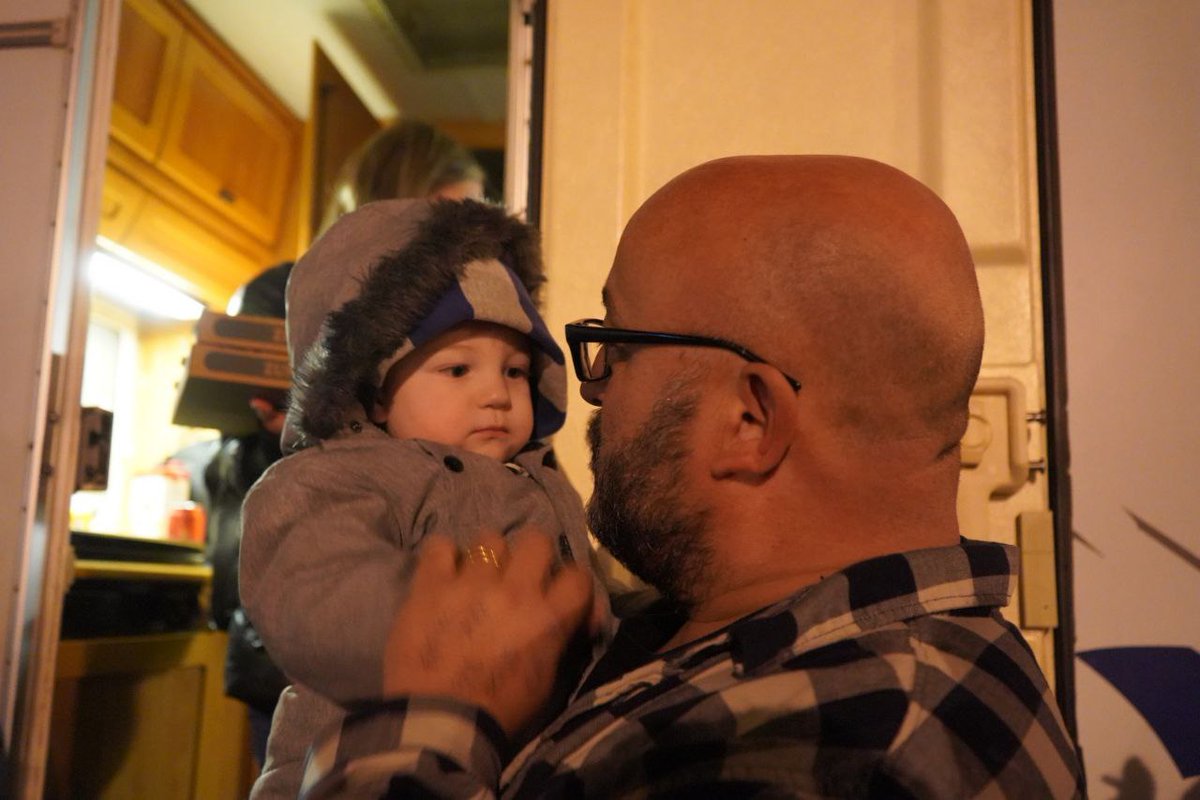 Imatge d'en Sisu de l'Escala, un terrorista segons un jutge, un tros de pa, solidari i compromès per qui el coneix. Ahir va portar 5 ucraïnesos a l'Escala

Avui els mossos el detindran per portar-lo davant d'una justícia que no reconeixem, pel tall del Pertús

Al teu costat Sisu.