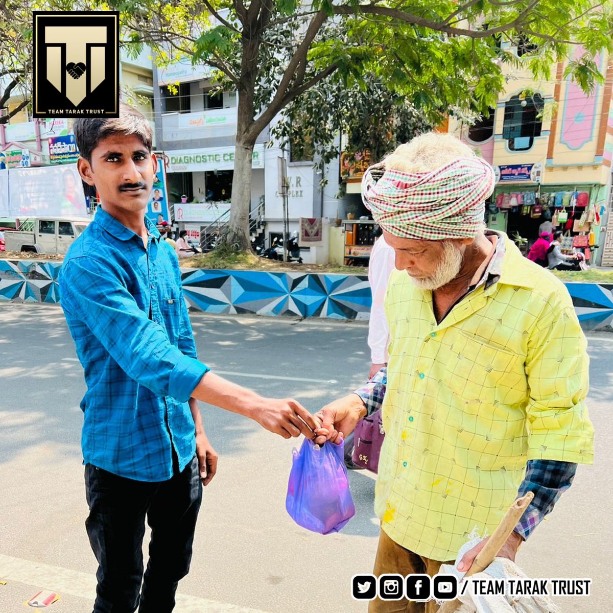 TeamTarakTrust's tweet photo. Day 575 Of Donate A Meal Campaign @TeamTarakTrust Members Donated Meal To Needy In Guntur 

@tarak9999 ❤️
#TeamTarakTrust
#DonateAMealWithTeamTarakTrust https://t.co/19U9RDf4QP