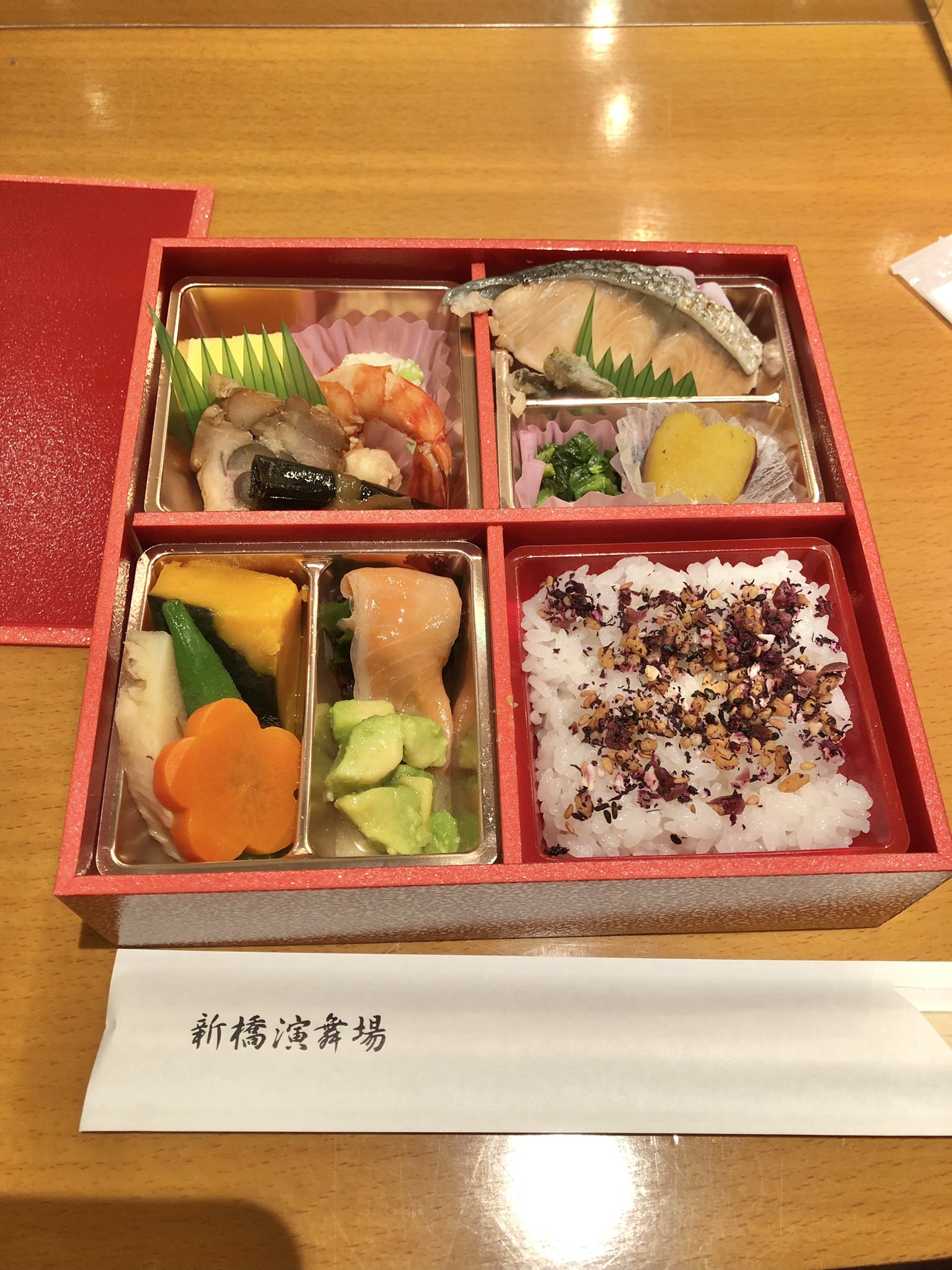 Mi はじめての新橋演舞場だから幕間にお弁当も 上品でおいしかった 3階席から地下の食事処に行ってもぐもぐしてお手洗いに行って席に戻るのはタイトではあるけれど間に合う 食事とられる方は開演前にお土産見ておくべき 陰陽師生成り姫 T Co