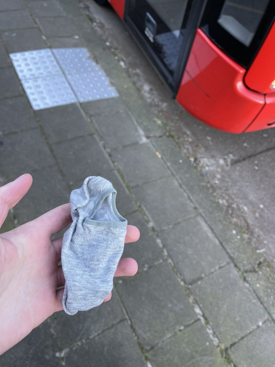 FadiEsak's tweet photo. Kennen jullie het verhaal van een jongen die thuis snel een mondkapje heeft gepakt, op de bus stond te wachten en wilde instappen?

Hij pakte snel zijn mondkapje, maar dat bleek achteraf zijn sok te zijn. Vraag mij niet hoe, maar je zou bijna denken dat het nog steeds maandag is. https://t.co/FWf4QTRo4S