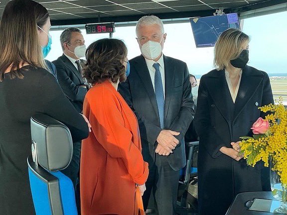 elenabonetti's tweet photo. È stato bello iniziare la Giornata dell’8 marzo dalla Torre di controllo Enav di Fiumicino, che permette anche simbolicamente al nostro Paese, alla nostra società, di avere delle ali e di dare a queste ali prospettiva, direzione, concretezza. #8Marzo https://t.co/ALWwbzwrh5 https://t.co/nmabmKsxQ1