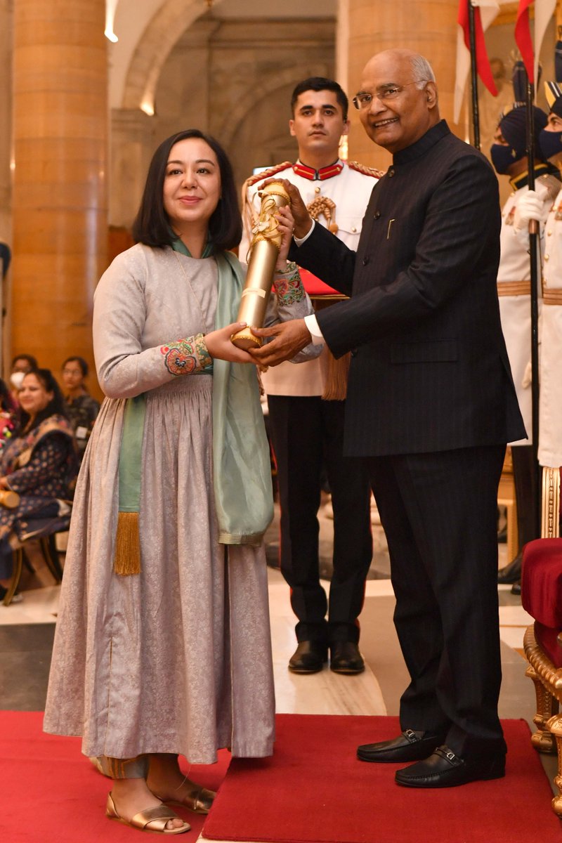 rashtrapatibhvn's tweet photo. President Kovind presented Nari Shakti Puraskar to Padma Yangchan for preserving and reviving the lost cuisine and hand-weaving techniques of Ladakh and promoting it internationally. https://t.co/DMZ7Catpbz