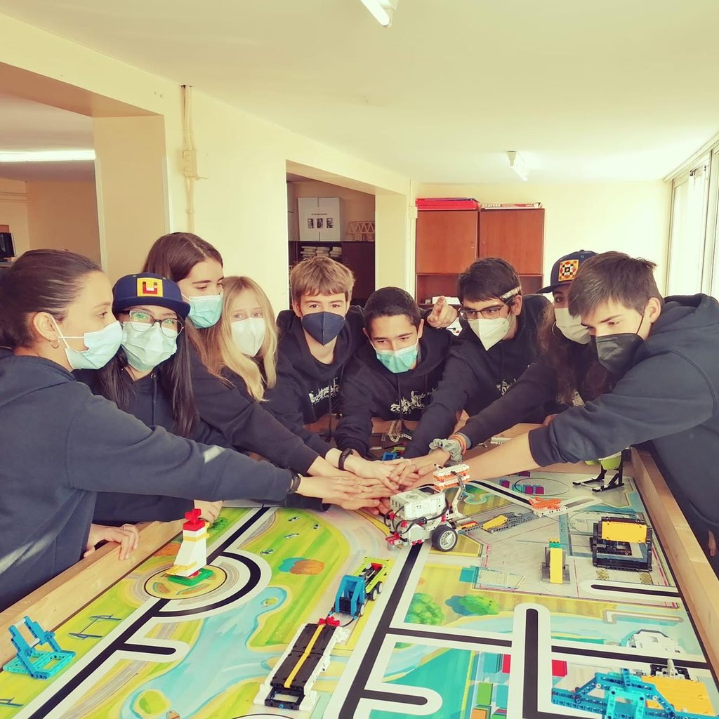 MMCCBCN's tweet photo. La participació al concurs anual de la First Lego League el darrer dissabte ha estat tot un èxit. El nostre equip ha gaudit enormement de l'experiència i n’ha sabut treure profit. Felicitats per la seva 3a posició en la categoria de valors. Endavant! #escolaconcepcionistesbcn https://t.co/VRSwvoeD42