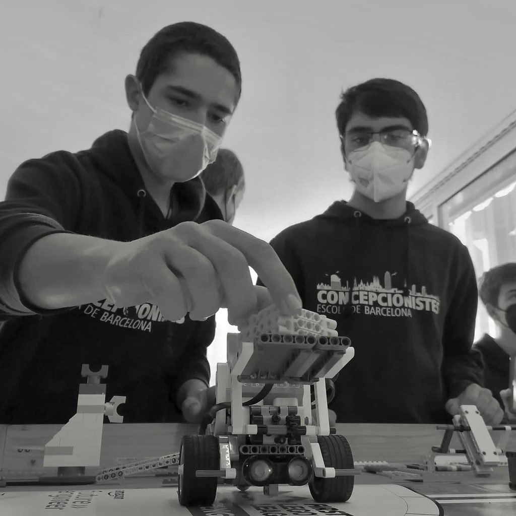 MMCCBCN's tweet photo. La participació al concurs anual de la First Lego League el darrer dissabte ha estat tot un èxit. El nostre equip ha gaudit enormement de l'experiència i n’ha sabut treure profit. Felicitats per la seva 3a posició en la categoria de valors. Endavant! #escolaconcepcionistesbcn https://t.co/VRSwvoeD42