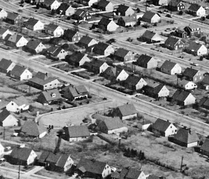 87thStCreative's tweet photo. Day 23 of #the100dayproject2022. Been researching suburban sprawl &amp; real estate booms for an animated video @87thStCreative. I found photos that were so iconic, it made want to draw it. But, I remember there was always one kid in the 'hood whose house came with a pool.💦#drawing https://t.co/X3PfEdBYXS