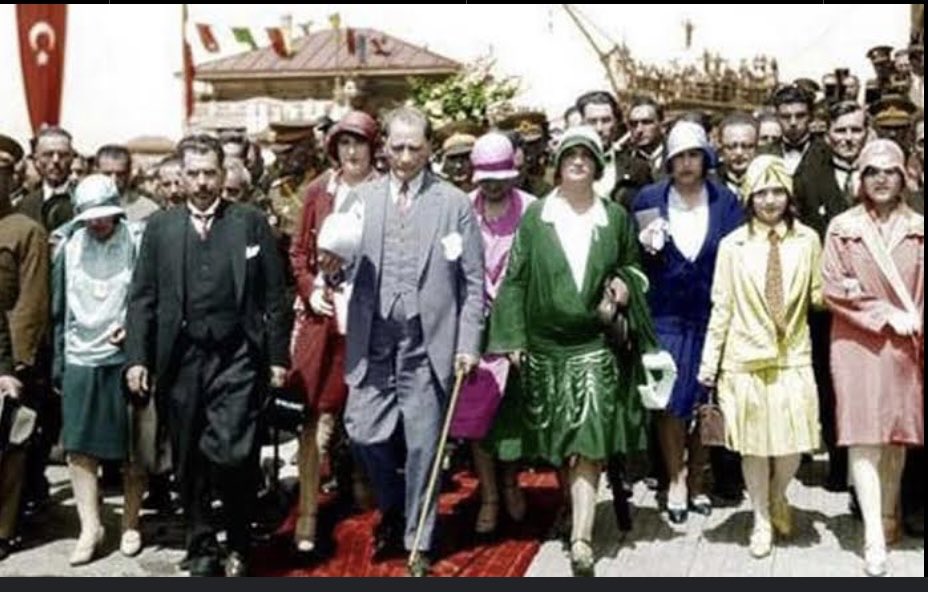 bengibaser's tweet photo. Günaydın !..

“Bir toplum, cinslerden yalnız birinin yüzyılımızın gerektirdiklerini elde etmesiyle yetinirse, o toplum yarı yarıya zayıflamış olur. Bizim toplumumuzun uğradığı başarısızlıkların sebebi, kadınlarımıza karşı ihmal ve kusurdur.”

Mustafa Kemal Atatürk

#8Mart https://t.co/w4jsz2CJwG