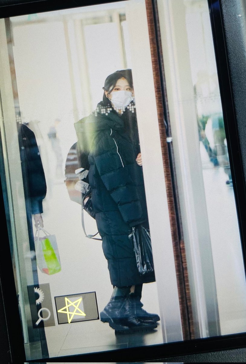220308 더쇼 출근

채원아 🥺🥺💙💙 
유리창에 비쳐도 채원이 외모는 빛나는중🥺💗

#CLASSy #윤채원