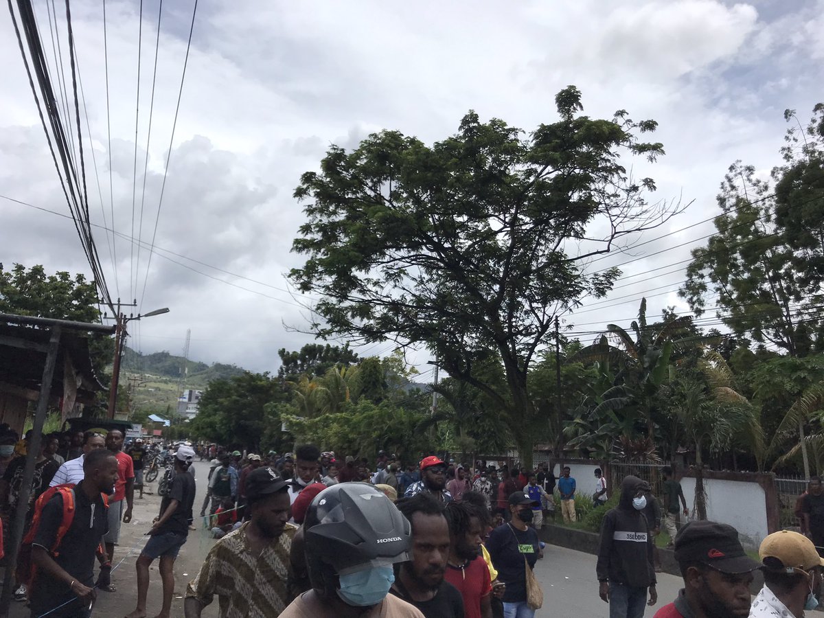 Semua elemen rakyat Papua dimediasi oleh Solidritas Mahasiswa Papua menggelar aksi long march menolak PEMEKARAN DOB #HidupRakyatPapua <a href="/VeronicaKoman/">Veronica Koman 許愛茜</a>