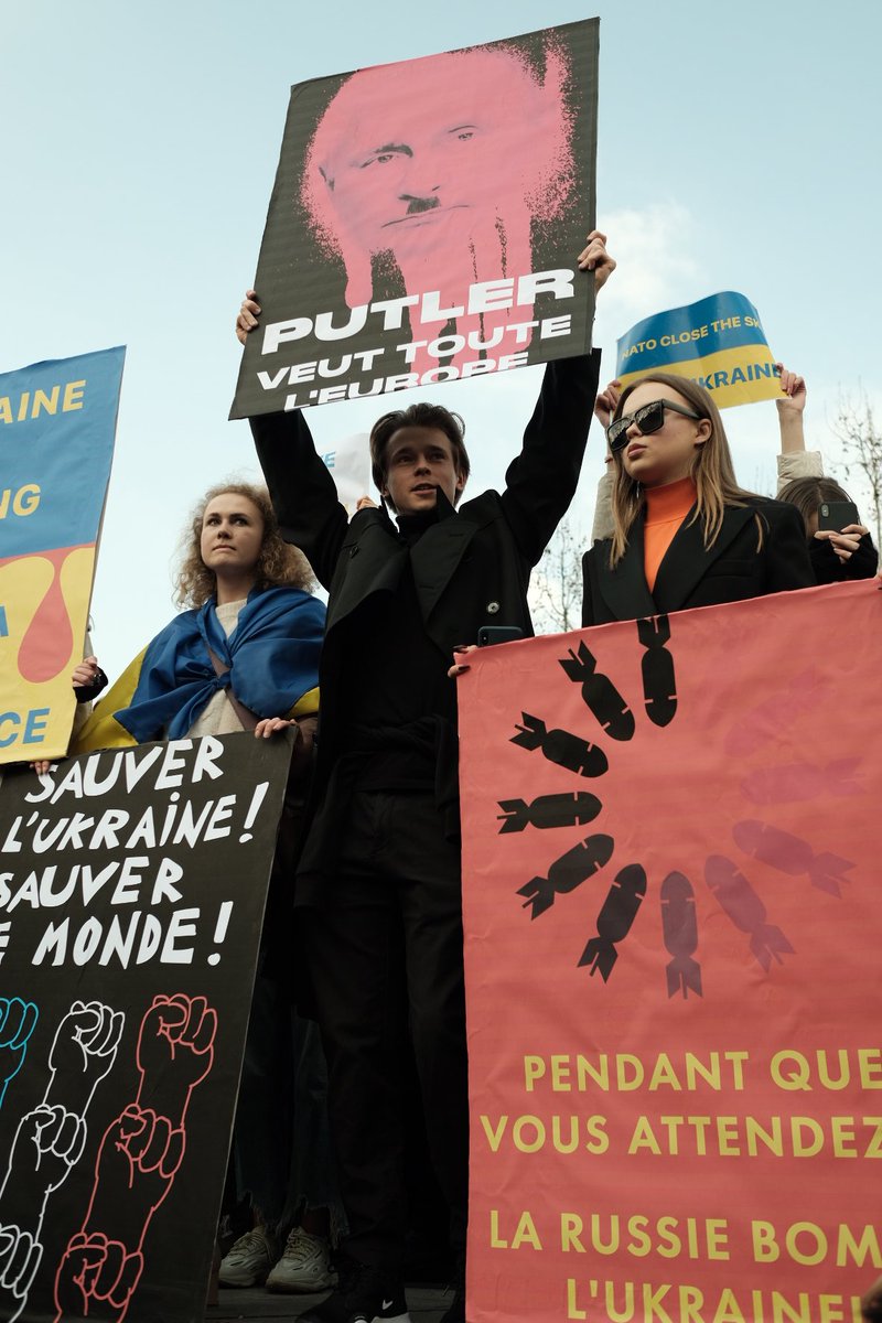 Bousquet_Laura's tweet photo. 5 mars 2022 : Rassemblement en soutien au peuple ukrainien - Place de la République, Paris #StopPutinNOW #StandWithUkraine #Paris #UkraineRussianWar https://t.co/40F3gkXGMr