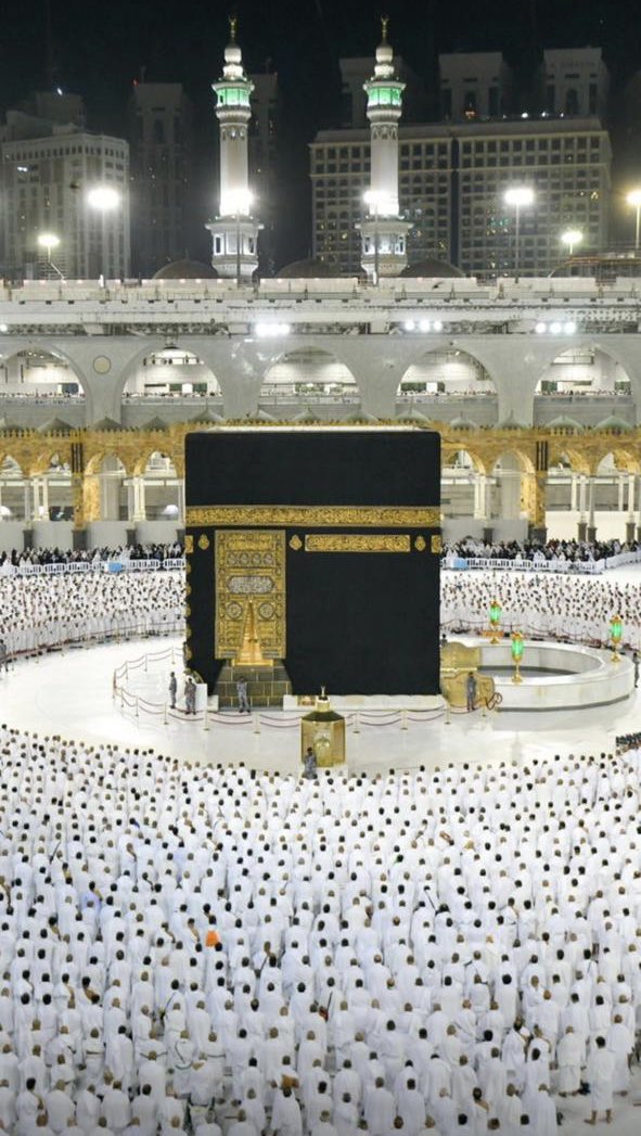 الآن من #الحرم_المكي الشريف بمكة المكرمة، ومِن أمام الكعبة المشرّفة،
أسأل الله باسمه الأعظم الأجلّ الأكرم؛ أن يكشف همومكم وغمومكم، وأن يغفر ذنوبكم، وأن يجمعنا بكم في الفردوس الأعلى من الجنة، وأن يُصلّي ويُسلّم على نبيه ومُصطفاه ﷺ، وآله، وصحبه، ومن والاه.
قولوا: آمين.❤️