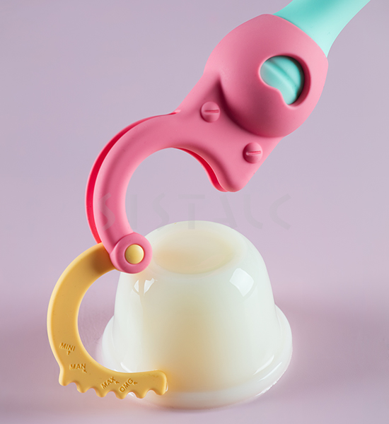 수갑 코스튬으로 둔갑한
달콤한 허니스틱🍯

『뱅 커프스』로 당신의 사랑을 구속해보세요🚓

bit.ly/mstp1B2Cf