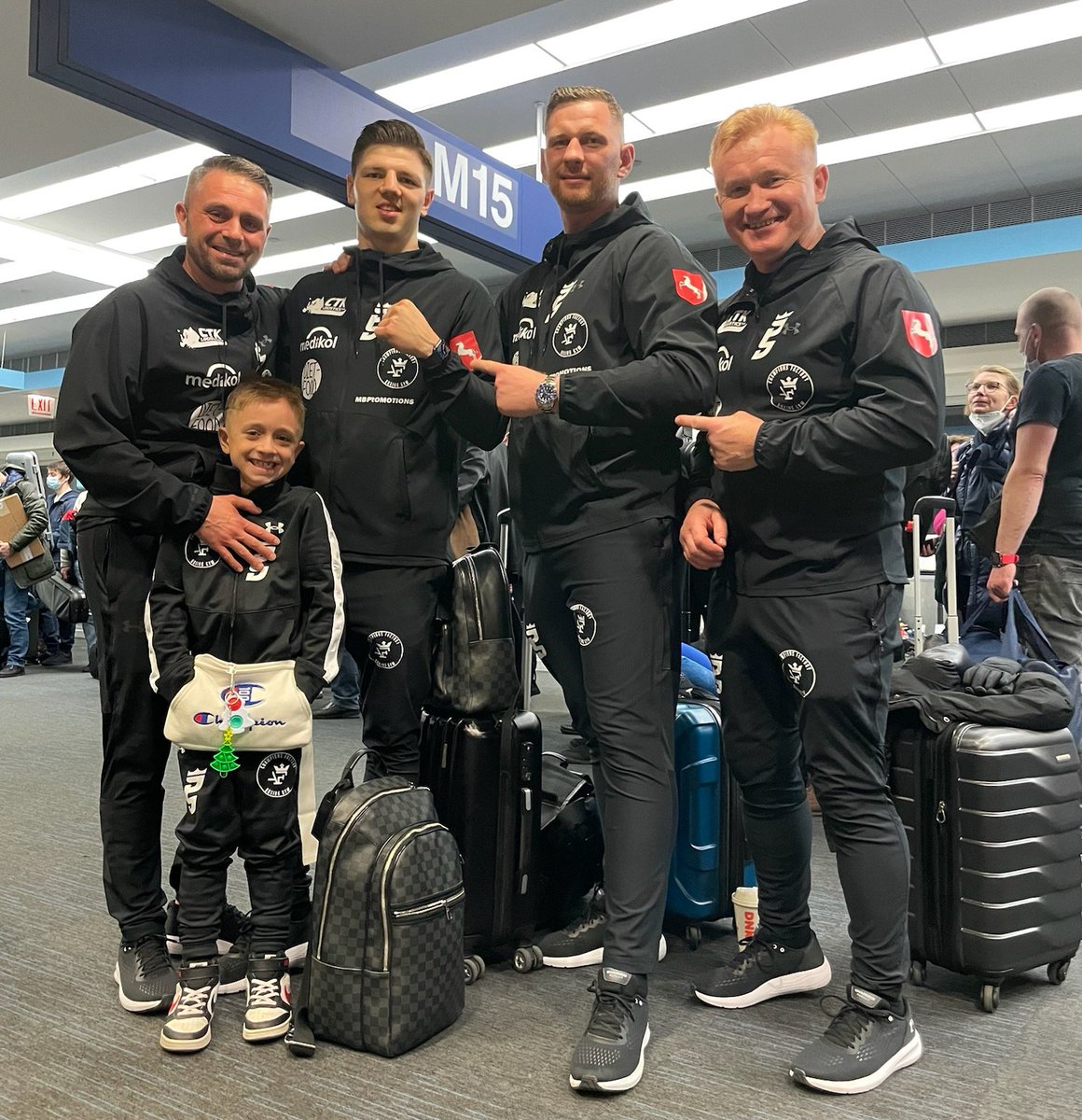 ...Team Szymański gotowy na ✈️ z  Chicago: trener <a href="/andrzej_fonfara/">Andrzej Fonfara</a> , <a href="/Szymanski_Pat/">Patryk Szymanski</a> już w piątek na ringu w Koninie, na gali <a href="/promotions_mb/">MB PROMOTIONS</a>
