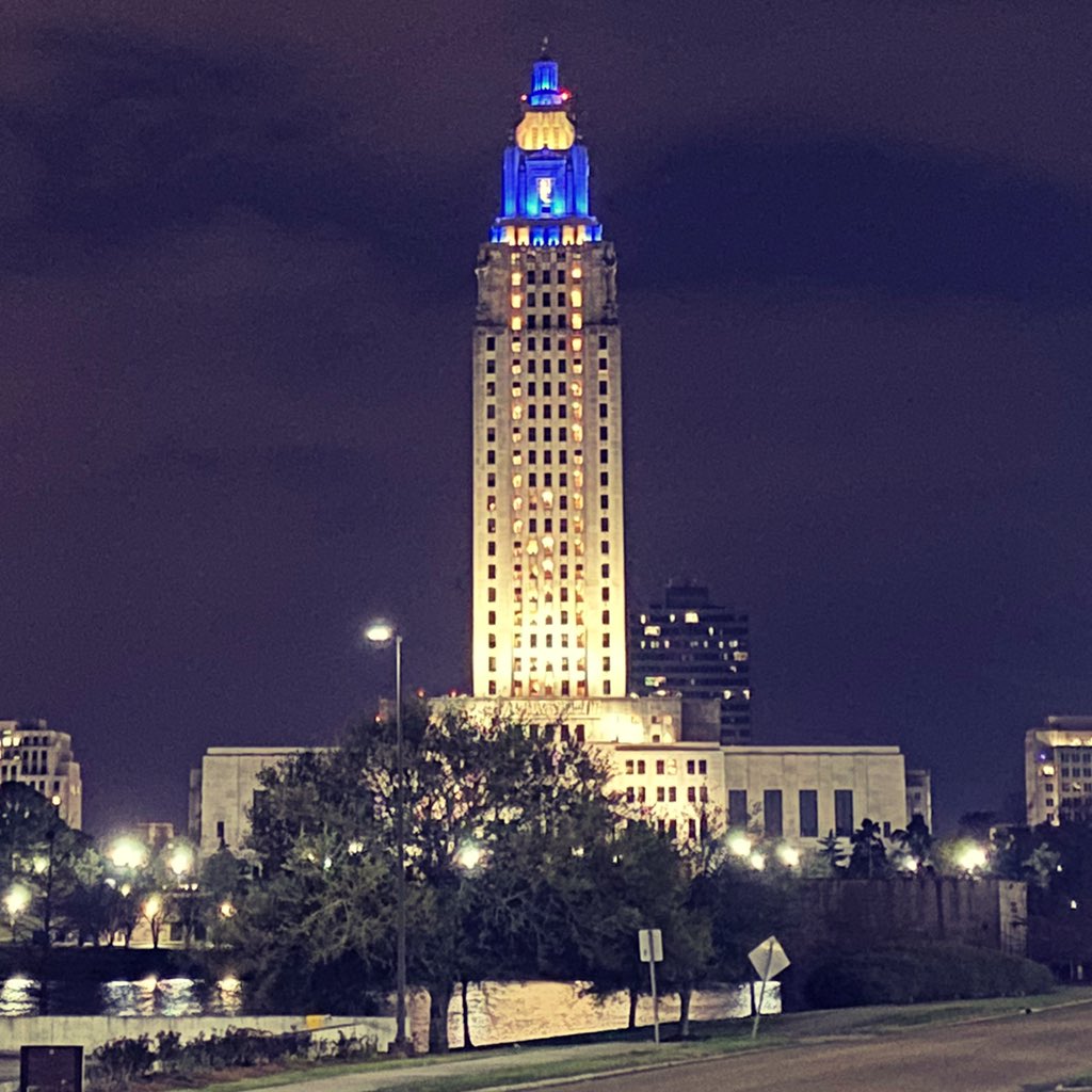 hunterccarter's tweet image. Louisiana state capitol is lit up in support for the people of @Ukraine 🇺🇦 🇺🇸 #SlavaUkraini