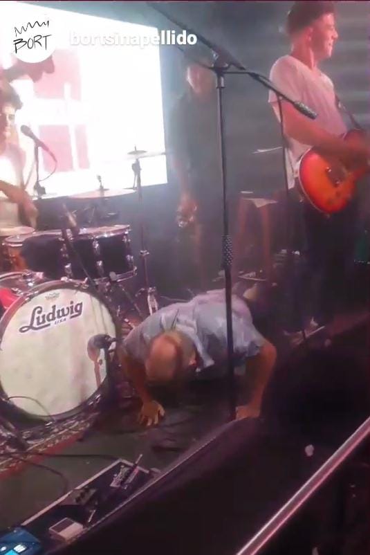 fede1979c's tweet photo. Lo que me quedó de este @FolkinFest es el recordatorio eterno de que no es reci completo de Bort, sin las flexiones del pela @emilivelli antes de Asqueroso. Un clásico! https://t.co/6VqiOxuwIR