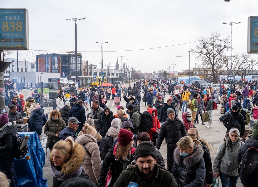 бегут из харькова. люди бегут из харькова. бегут из харькова. беженцы харьков. россияне и украинцы.