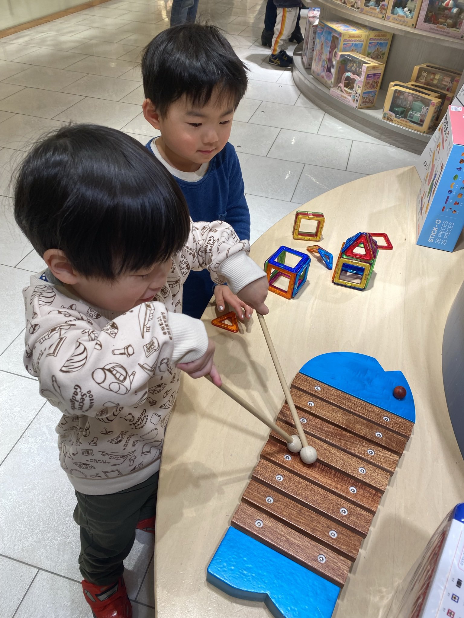 تويتر すずき こどもの仕事をする人 おおば على تويتر やはり屋上に 遊べる芝生エリア 重要 があるデパートは強いな ご飯も食べれる 買い物もできる 駅チカまたは駅直結が多い オムツ替えや授乳スペースが充実 新宿御苑やマルイの屋上庭園もあるし
