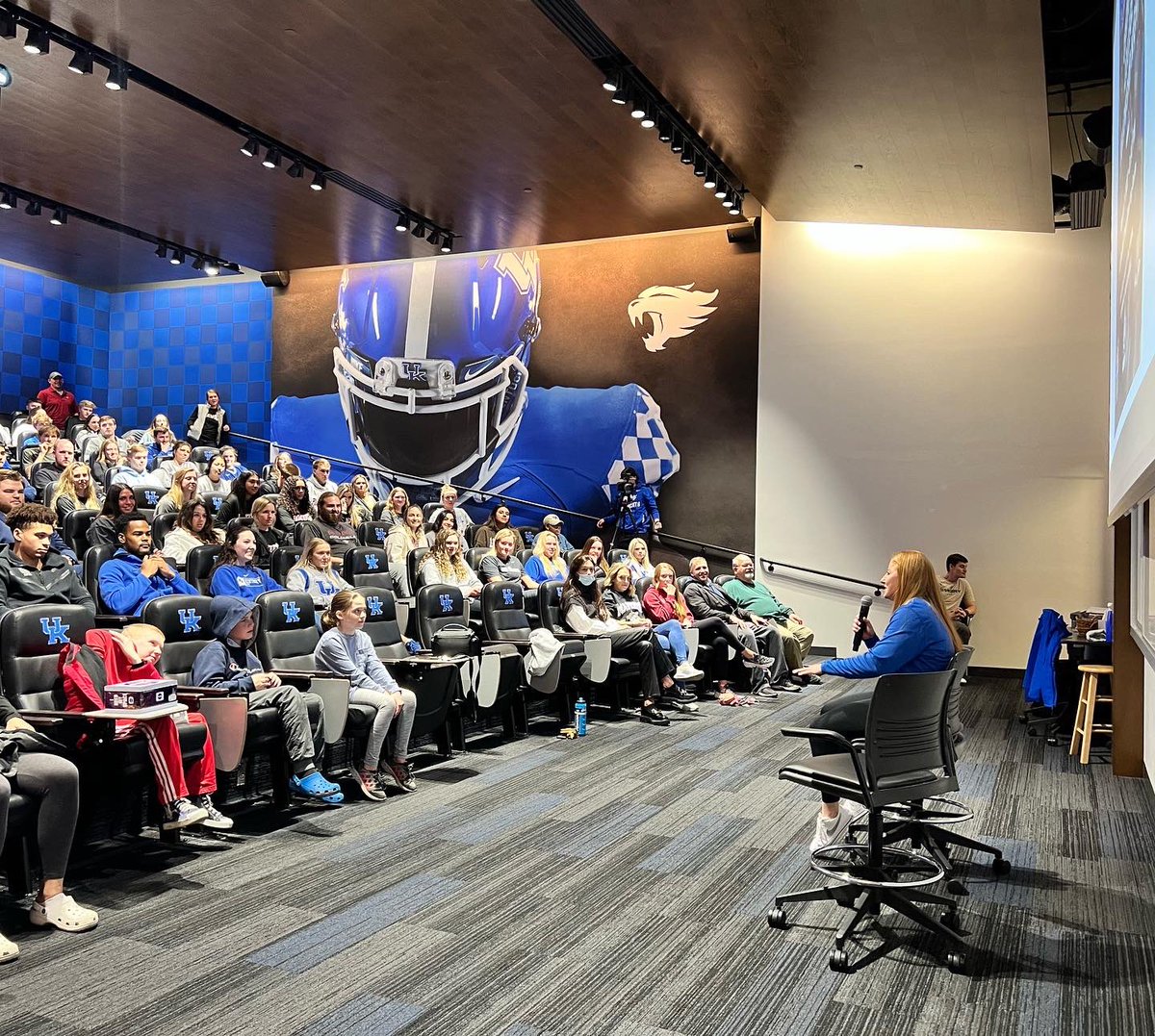 ekufca's tweet photo. We had a great night at our FCA Central Kentucky College Fellowship night!  Thanks @UofKFCA for hosting us!  #GoBigE #ekufca #fca #fcahuddle #fcaevery @TheFCATeam https://t.co/HfjMy2APhu