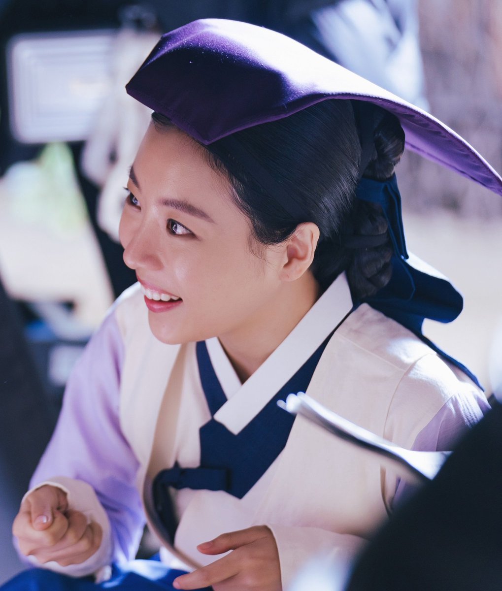 geurae2023's tweet photo. Thank you writernim for changing the storyline, so Ro Seo and Cheon Geum live and became Roseo's friend forever

#SEOYEHWA #서예화 #Moonshine #꽃피면달셍각하고 https://t.co/YhzHceBHm1