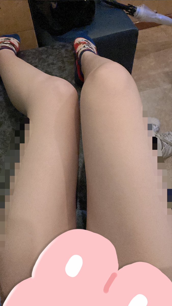 N3Vit's tweet photo. カラオケで脱いじゃうえっちな子です…
下履いてるかなぁ？履いてないかなぁ？

 #脚ふぇち  #脚フェチ  #カラオケ  #裏垢 https://t.co/kEIlNJByT3