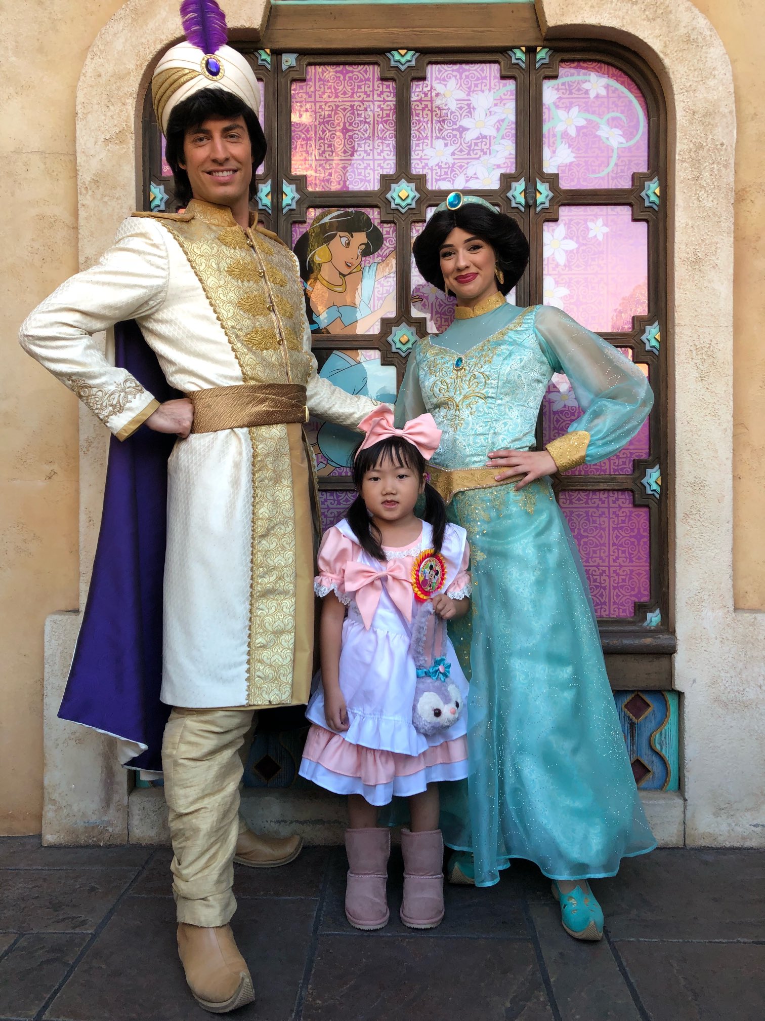 伊東 さくら これ 5歳くらいの頃なんだけど アラジンとジャスミンに挟まれて夢のような時間 でも実際は英語で話しかけられて戸惑ってるの 笑 ボディーランゲージでなんとかやり過ごしてたよ アラジンとジャスミン 夢のような時間 夢の国