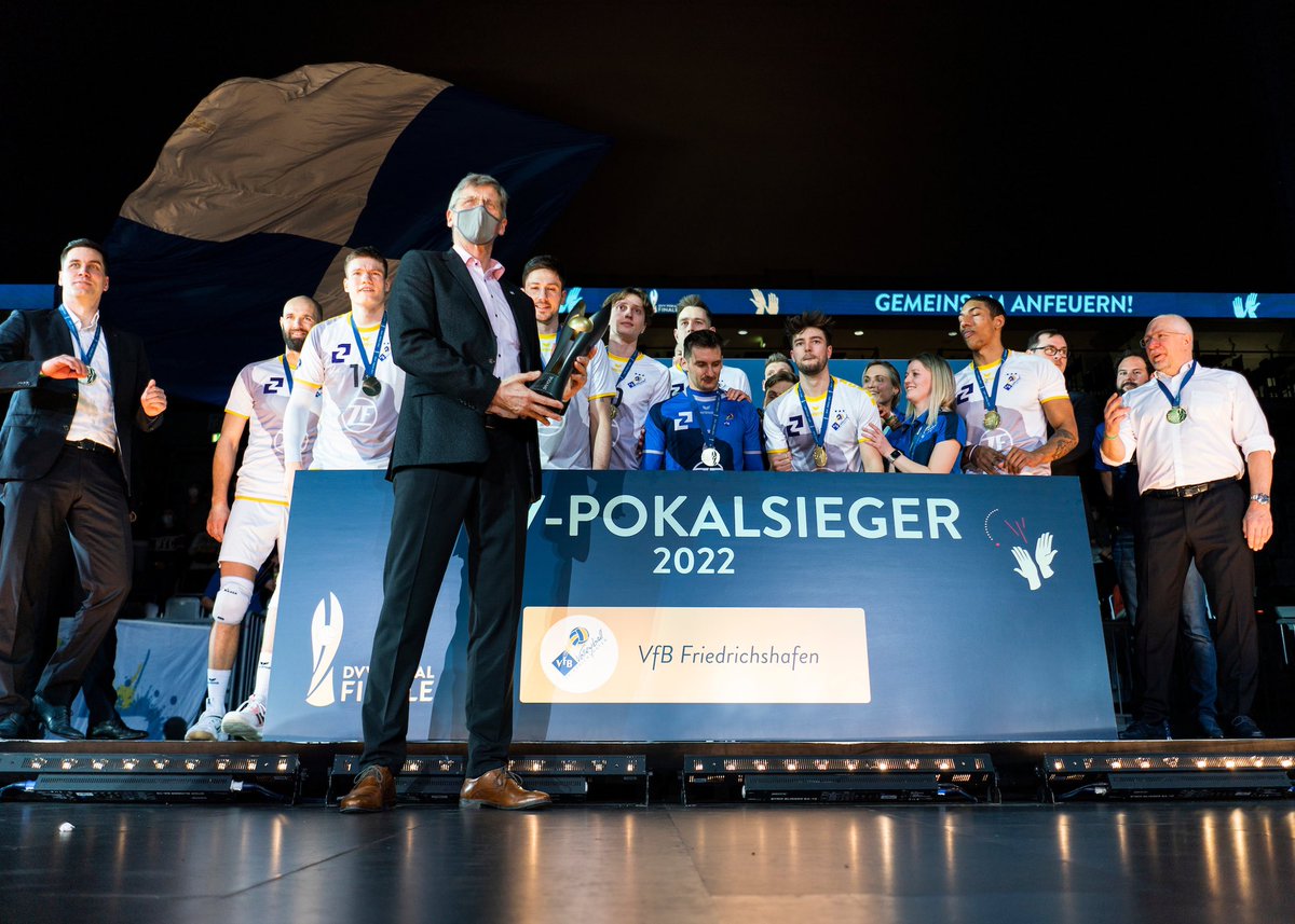 Wenn Prinz Philip der „erfahrenste Gedenktafel-Enthüller der Welt“ war, bin ich wohl der erfahrenste Pokal-Überreicher Deutschlands. 😎 Definitiv immer wieder ein Highlight, unser #DVV #Pokalfinale. Glückwunsch VfB Friedrichshafen und chapeau SVG Lüneburg! 🏆