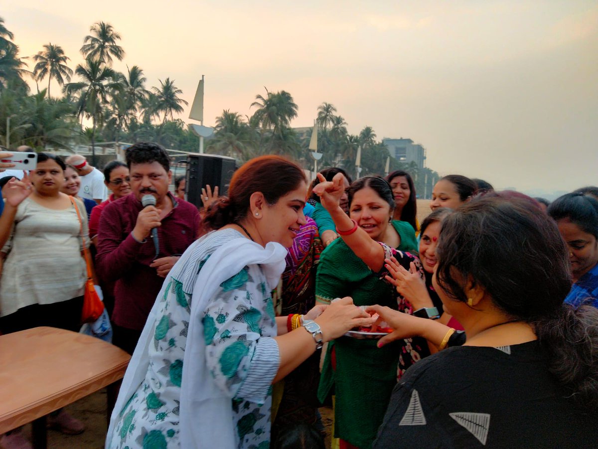 renu_hansraj's tweet photo. Celebrated woman's day at the beach earlier this morning. Application of Red  Tilak on the forehead is a symbol of victory and as we celebrated the victory of women in all aspects of life,  we celebrated Haldi kumkum with our sisters from various Juhu Beach groups, https://t.co/H215W3cg5H