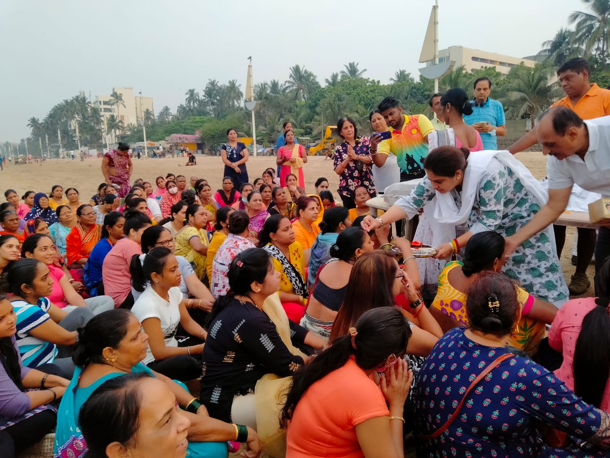 renu_hansraj's tweet photo. Celebrated woman's day at the beach earlier this morning. Application of Red  Tilak on the forehead is a symbol of victory and as we celebrated the victory of women in all aspects of life,  we celebrated Haldi kumkum with our sisters from various Juhu Beach groups, https://t.co/H215W3cg5H