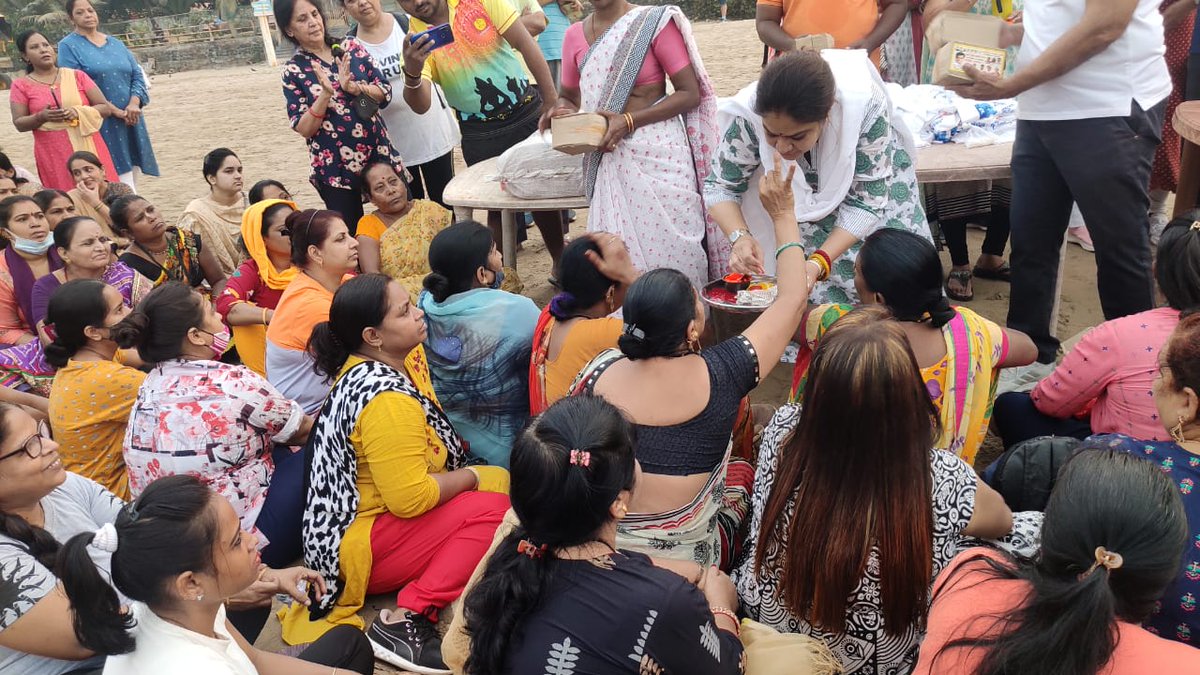 renu_hansraj's tweet photo. Celebrated woman's day at the beach earlier this morning. Application of Red  Tilak on the forehead is a symbol of victory and as we celebrated the victory of women in all aspects of life,  we celebrated Haldi kumkum with our sisters from various Juhu Beach groups, https://t.co/H215W3cg5H