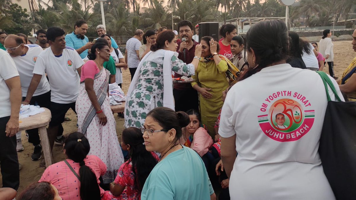renu_hansraj's tweet photo. Celebrated woman's day at the beach earlier this morning. Application of Red  Tilak on the forehead is a symbol of victory and as we celebrated the victory of women in all aspects of life,  we celebrated Haldi kumkum with our sisters from various Juhu Beach groups, https://t.co/H215W3cg5H