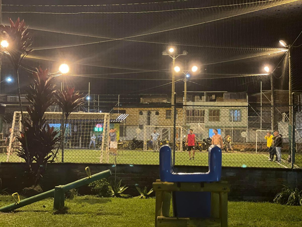 SecDeportePop's tweet photo. ¡Estamos mejorando los escenarios deportivos en Popayán!

Junto a nuestro alcalde @jclopezcastri y parte del Gabinete Municipal, socializamos a la comunidad del barrio Popular, los avances del proyecto de la obra de la cubierta de su polideportivo. 🥅⚽️ https://t.co/j2VZSCIQNl