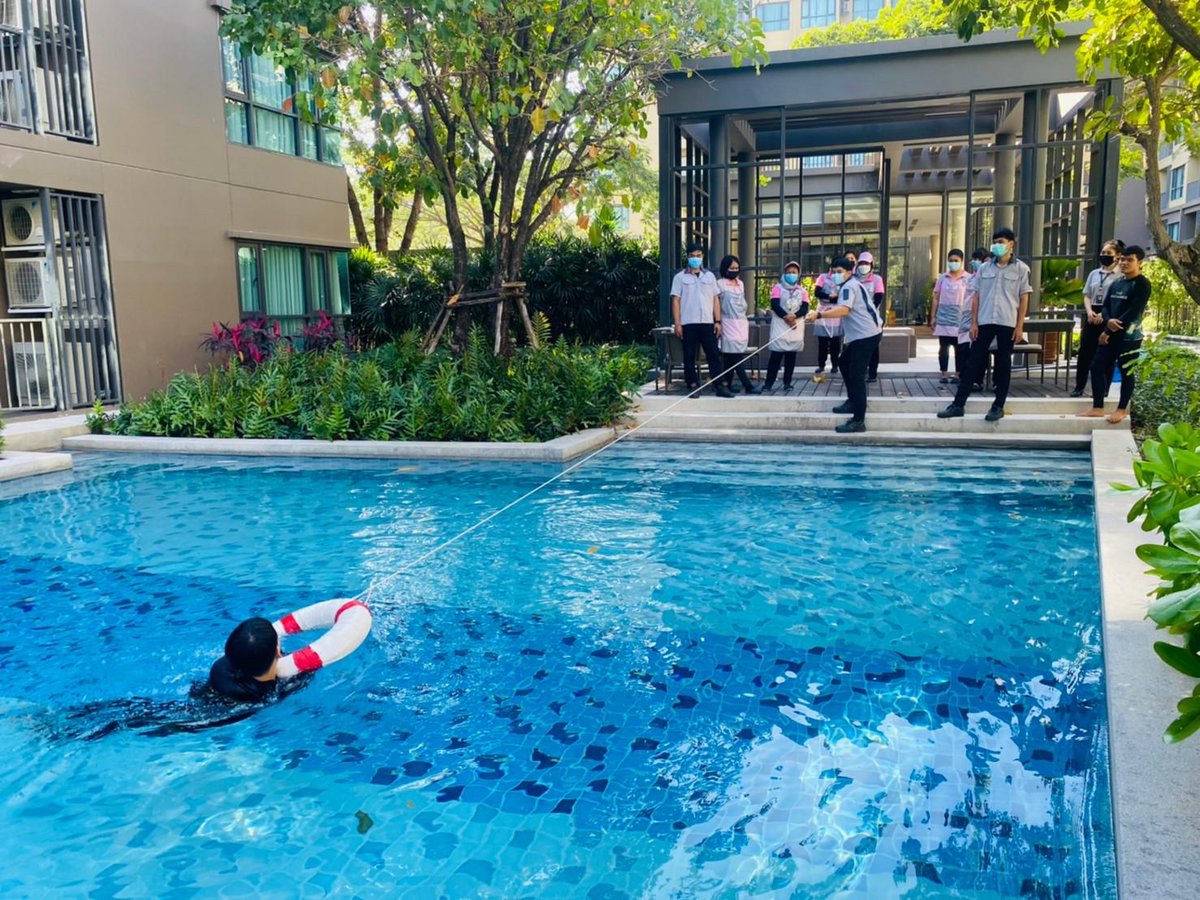 PlusPropertyTH's tweet photo. ทีม Plus Living Management นอกจากดูแลรักษาสระว่ายน้ำให้ใสสะอาดแล้ว ยังมีการเตรียมความพร้อมในเรื่องความปลอดภัย โดยมีการฝึกซ้อมการช่วยเหลือผู้ประสบภัยทางน้ำ🏊‍♂️

#PlusProperty #PlusLivingManagement #PlusForYourLiving https://t.co/3GbKW3kYmE