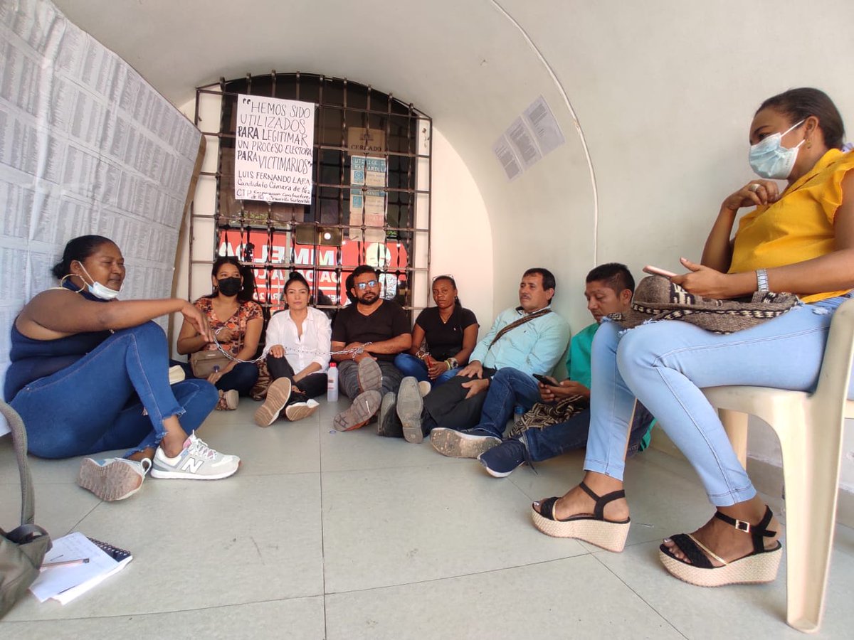 Caloche1's tweet image. Va nuestro abrazo solidario a @luz_yaruro @LuisflaraVasque y demás candidatos/as de #Citrep 12; quienes desde la trinchera de la dignidad cumplen 8 días asentados en la @Registraduria en #Valledupar, exigiendo respeto y garantías para la #ParticipaciónPolítica y las #CurulesDePaz
