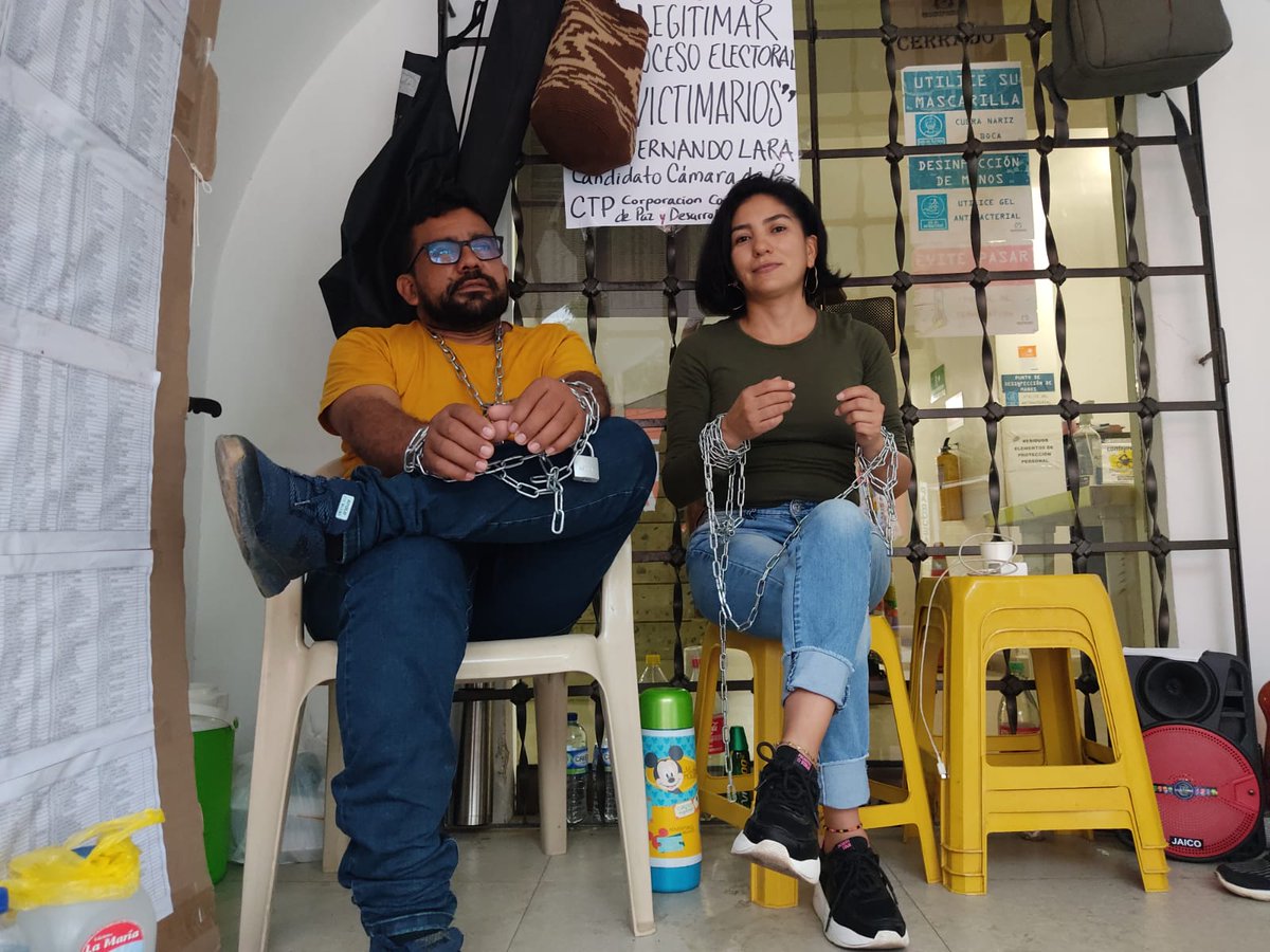 Caloche1's tweet image. Va nuestro abrazo solidario a @luz_yaruro @LuisflaraVasque y demás candidatos/as de #Citrep 12; quienes desde la trinchera de la dignidad cumplen 8 días asentados en la @Registraduria en #Valledupar, exigiendo respeto y garantías para la #ParticipaciónPolítica y las #CurulesDePaz