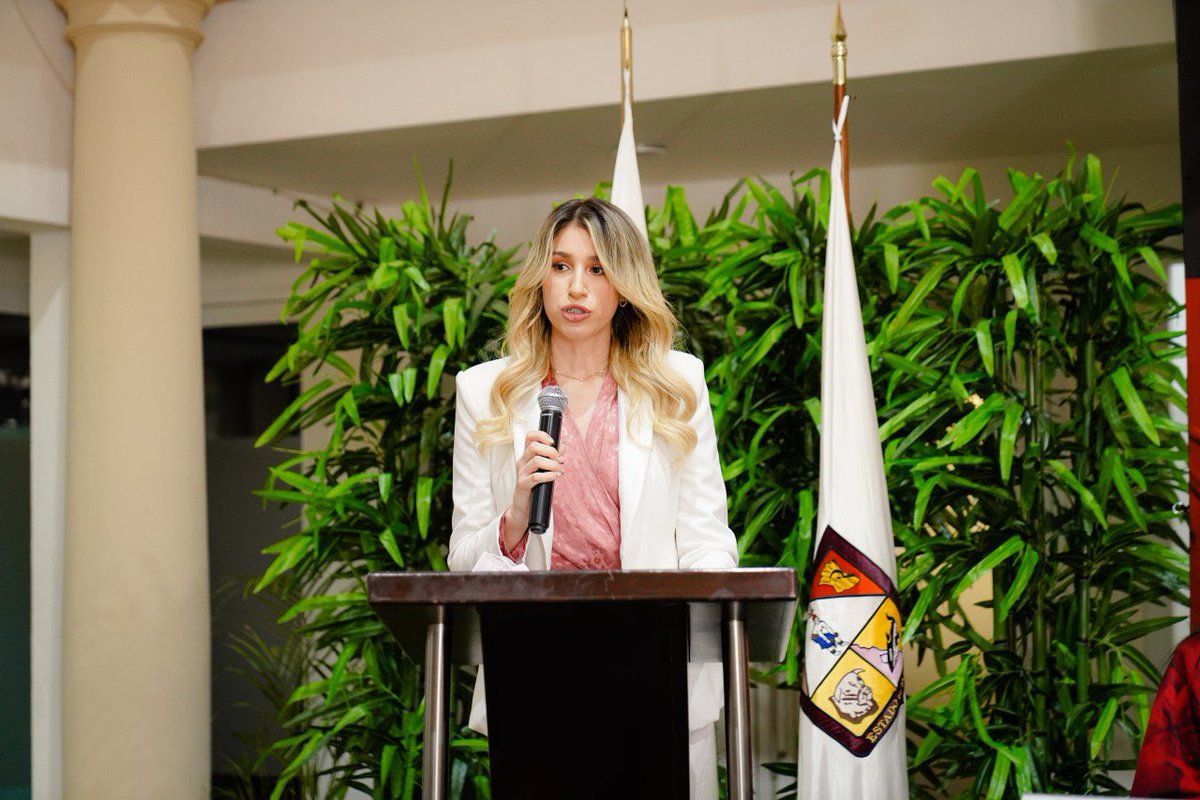 LoreniaValles_'s tweet photo. Siempre es un orgullo ser partícipe del apoyo mutuo entre mujeres, por ello me dió mucho gusto presenciar la toma de protesta de @SILALVAREZ a @marcegonse cómo titular de la Comisión de las Mujeres Industriales de @CanacintraHmo 🙌🏼 https://t.co/bp0grJGvNA